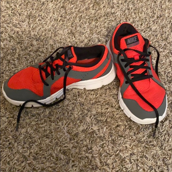 Red/Gray Nike Youth 6.5 - Picture 2 of 6